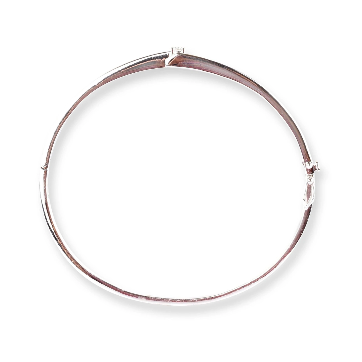 18ct White Gold Solitaire Bangle - Elevate Your Style With Diamond 4 18ct White Gold Solitaire Bangle - Elevate Your Style With Diamond - Image 4