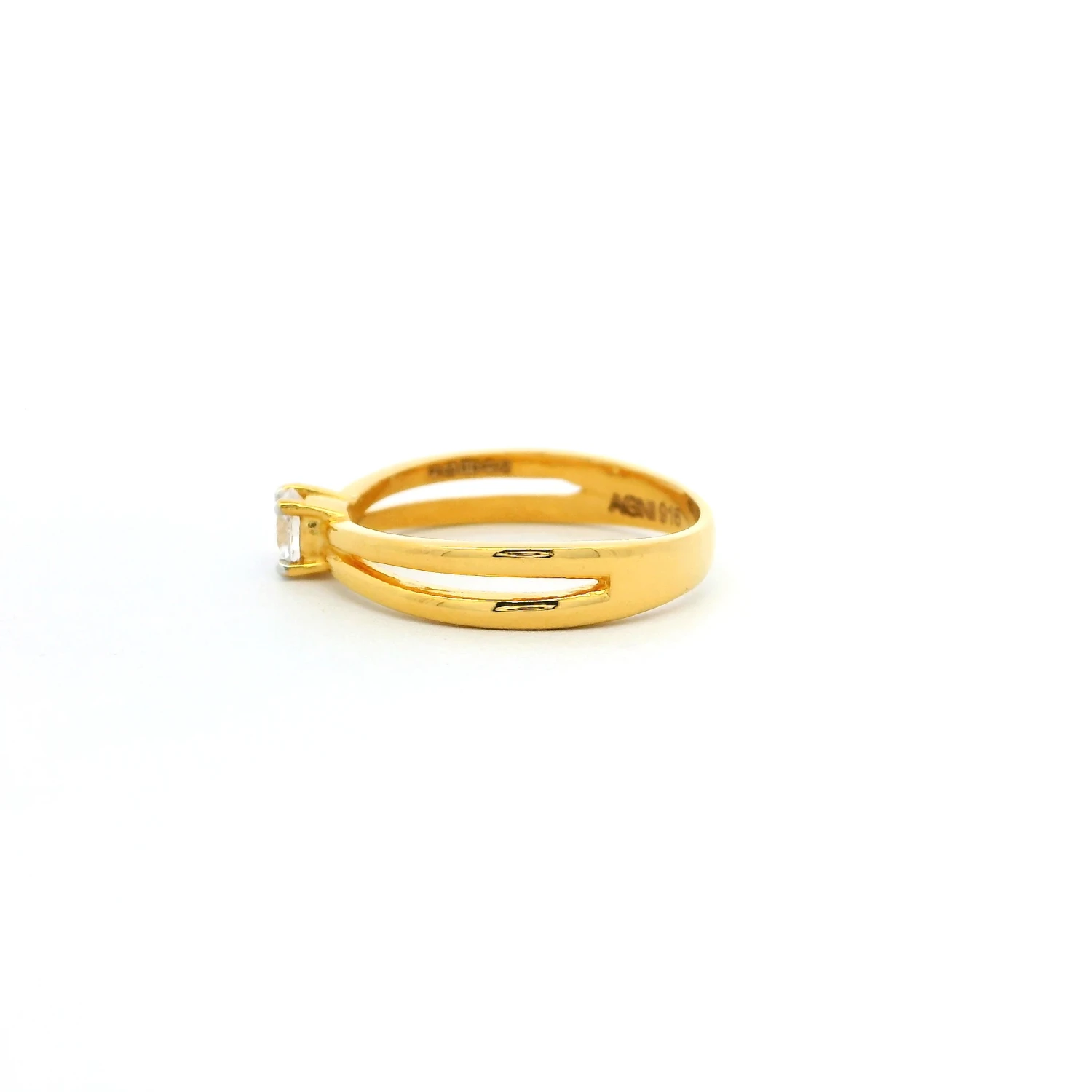 Elegant 22ct Gold Solitaire Ring – Split Shoulder Design With Round Cubic Zirconia | Size M½ 2 Elegant 22ct Gold Solitaire Ring – Split Shoulder Design With Round Cubic Zirconia | Size M½ - Image 2