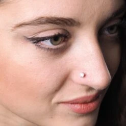 18ct Gold 0.11ct - 0.36ct Diamond Screw Back Nose Stud. -Shiny Jewelry Hub MCS2500 AA 7ca2dddc 1bfd 460c b446 e06c208e43ae