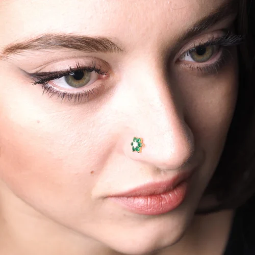 18ct Gold Diamond And Emerald / Sapphire / Ruby / Amethyst / Turquoise Screw Back Nose Stud. 18 18ct Gold Diamond And Emerald / Sapphire / Ruby / Amethyst / Turquoise Screw Back Nose Stud. -Shiny Jewelry Hub MCS2656 AA scaled