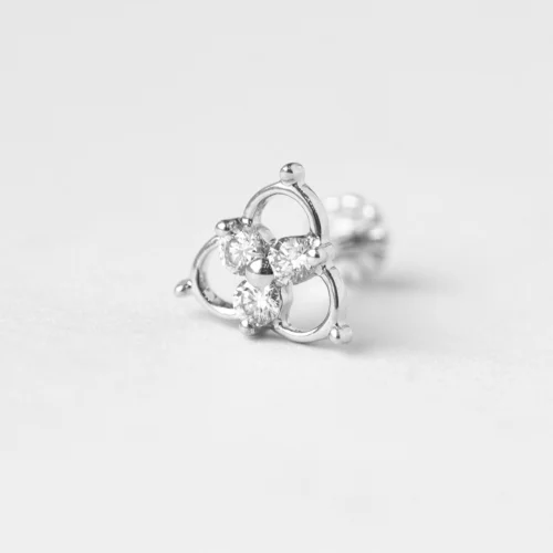 18ct Gold Three Diamond Cluster Screw Back Nose Stud. 6 18ct Gold Three Diamond Cluster Screw Back Nose Stud. -Shiny Jewelry Hub MCS2795 screw W B diamond screw back nose stud 18ct white gold square