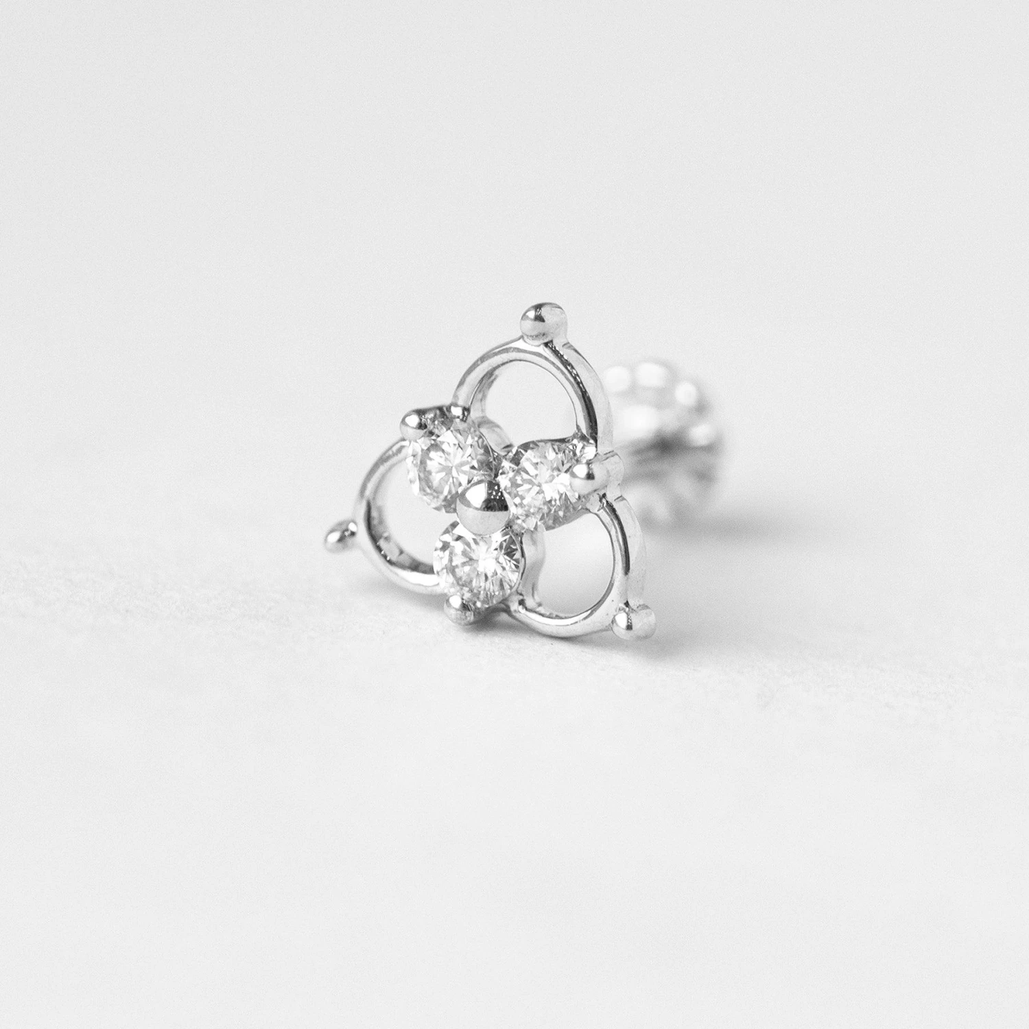 18ct Gold Three Diamond Cluster Screw Back Nose Stud. 3 18ct Gold Three Diamond Cluster Screw Back Nose Stud. - Image 3