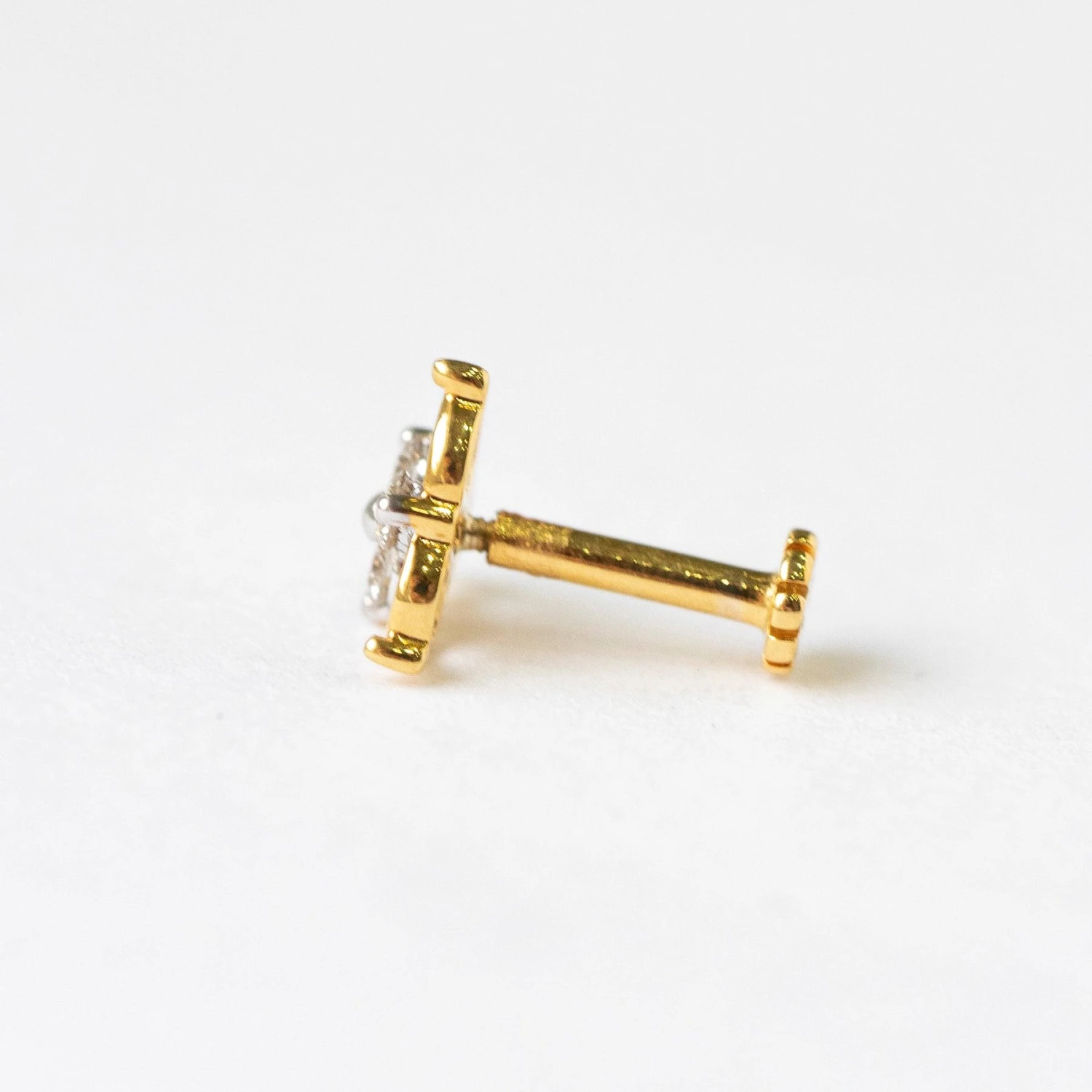 18ct Gold Three Diamond Cluster Screw Back Nose Stud. 4 18ct Gold Three Diamond Cluster Screw Back Nose Stud. - Image 4