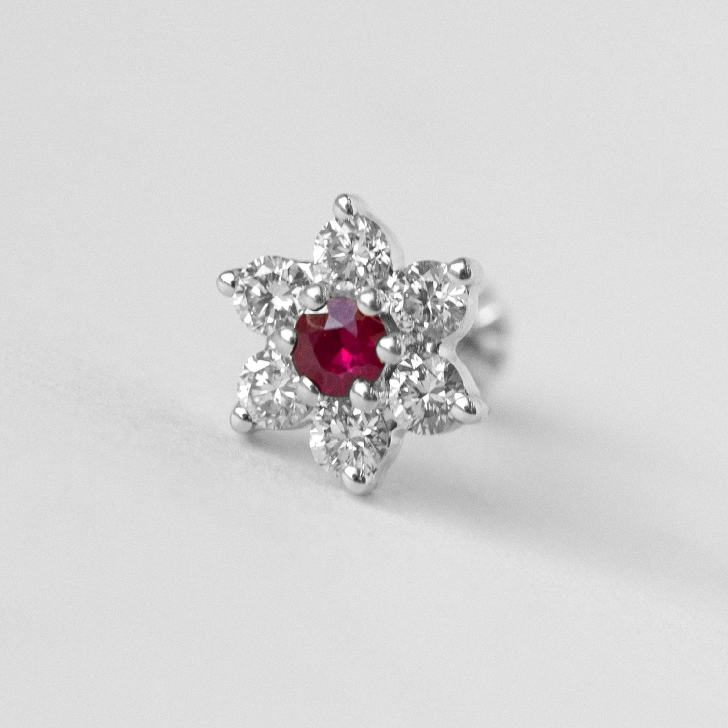 18ct Gold Diamond And Gemstone Screw Back Nose Stud. 4 18ct Gold Diamond And Gemstone Screw Back Nose Stud. - Image 4