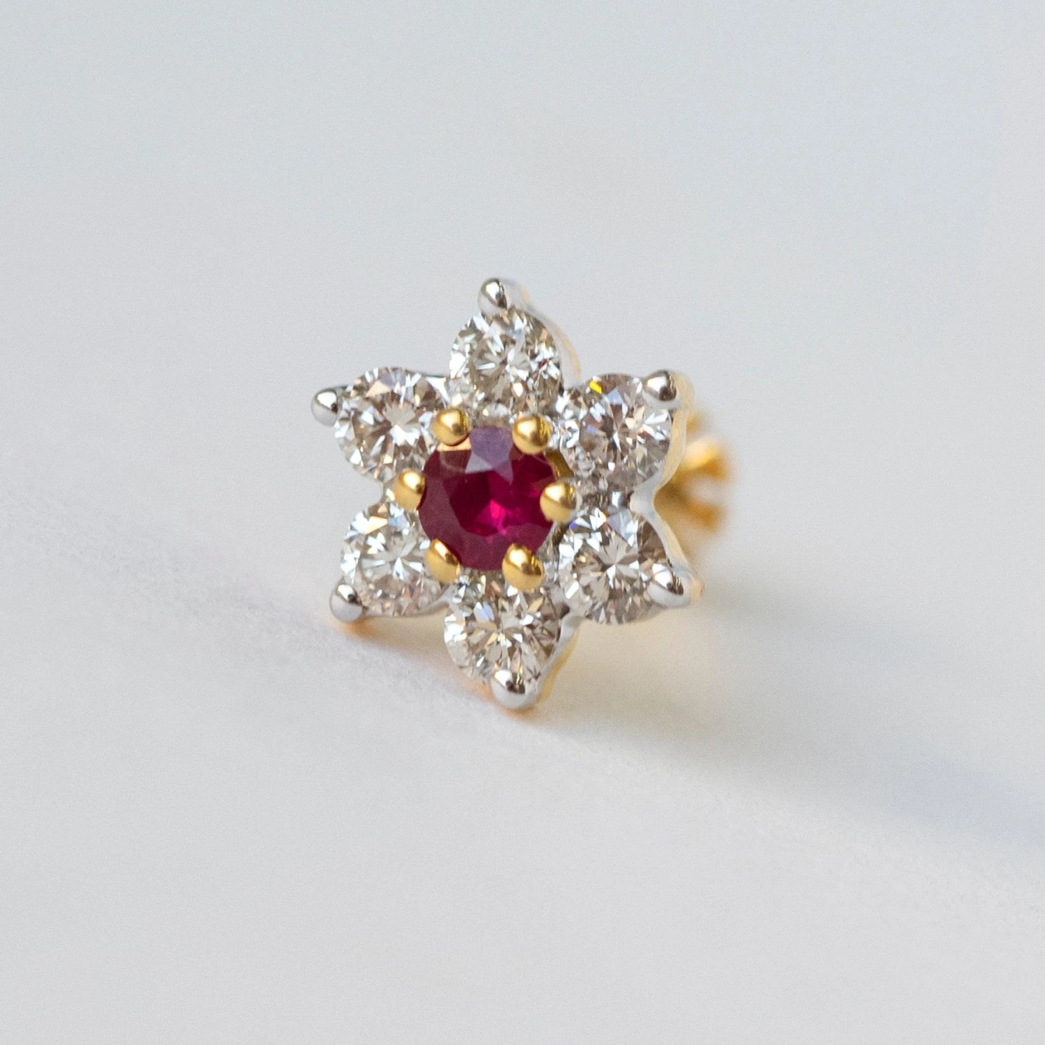 18ct Gold Diamond And Gemstone Screw Back Nose Stud. 7 18ct Gold Diamond And Gemstone Screw Back Nose Stud. - Image 7