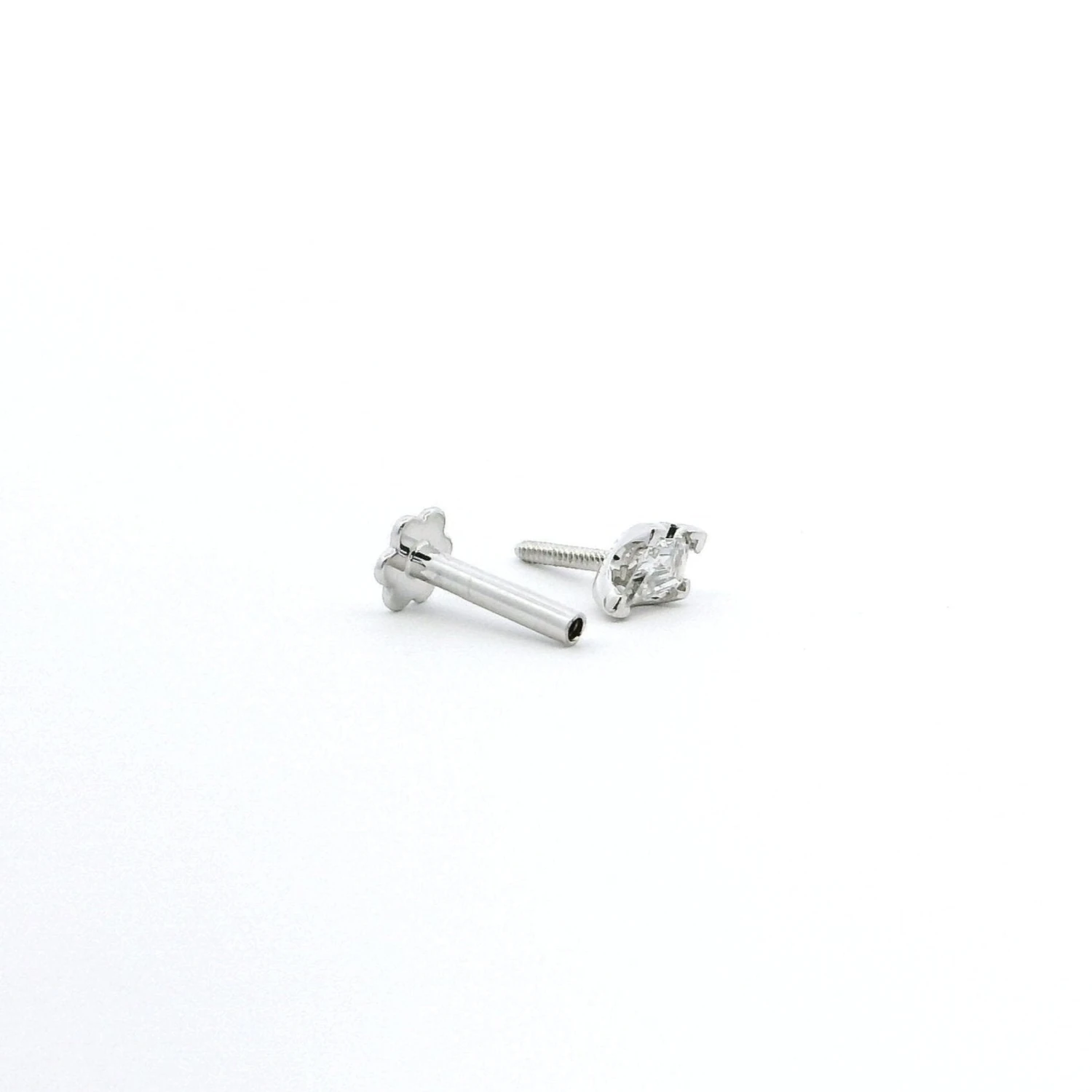 18ct White Gold Kite-Shaped Diamond Screw Back Nose Stud 3 18ct White Gold Kite-Shaped Diamond Screw Back Nose Stud - Image 3
