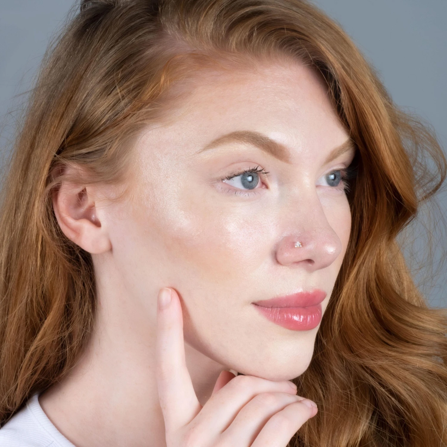 18ct Yellow Gold Screw Back Nose Stud With Triangular Shaped Cubic Zirconia Stone. 2 18ct Yellow Gold Screw Back Nose Stud With Triangular Shaped Cubic Zirconia Stone. - Image 2