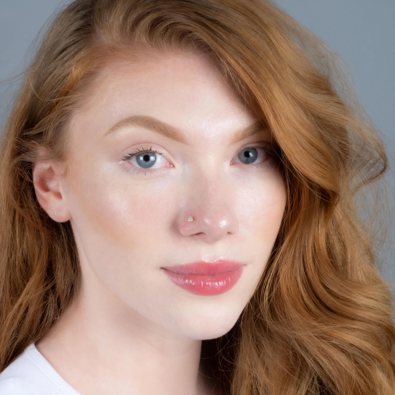 18ct Yellow Gold Screw Back Nose Stud With Triangular Shaped Cubic Zirconia Stone. 3 18ct Yellow Gold Screw Back Nose Stud With Triangular Shaped Cubic Zirconia Stone. - Image 3