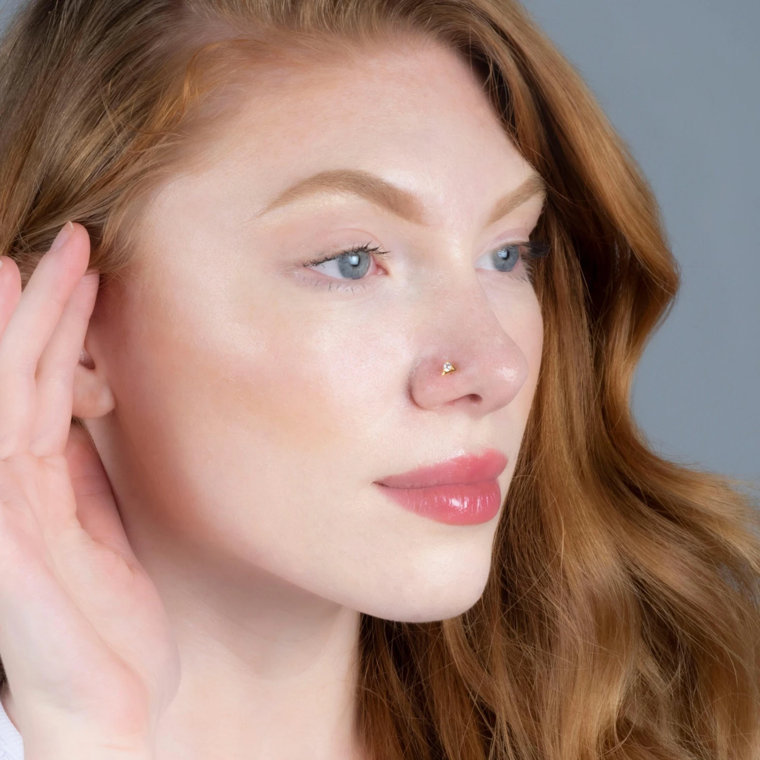 18ct Yellow Gold Screw Back Nose Stud With One White Cubic Zirconia In A Triangular Shaped Setting. 2 18ct Yellow Gold Screw Back Nose Stud With One White Cubic Zirconia In A Triangular Shaped Setting. - Image 2